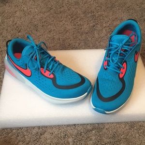 Nike GS Running Trainers size  (7Y) = Women (8.5)